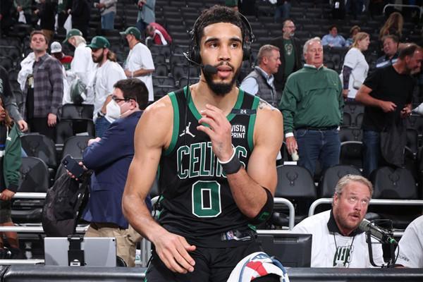 足球国足球员获赞：比赛态度专业（国足队员获赞：以专业态度投入比赛）