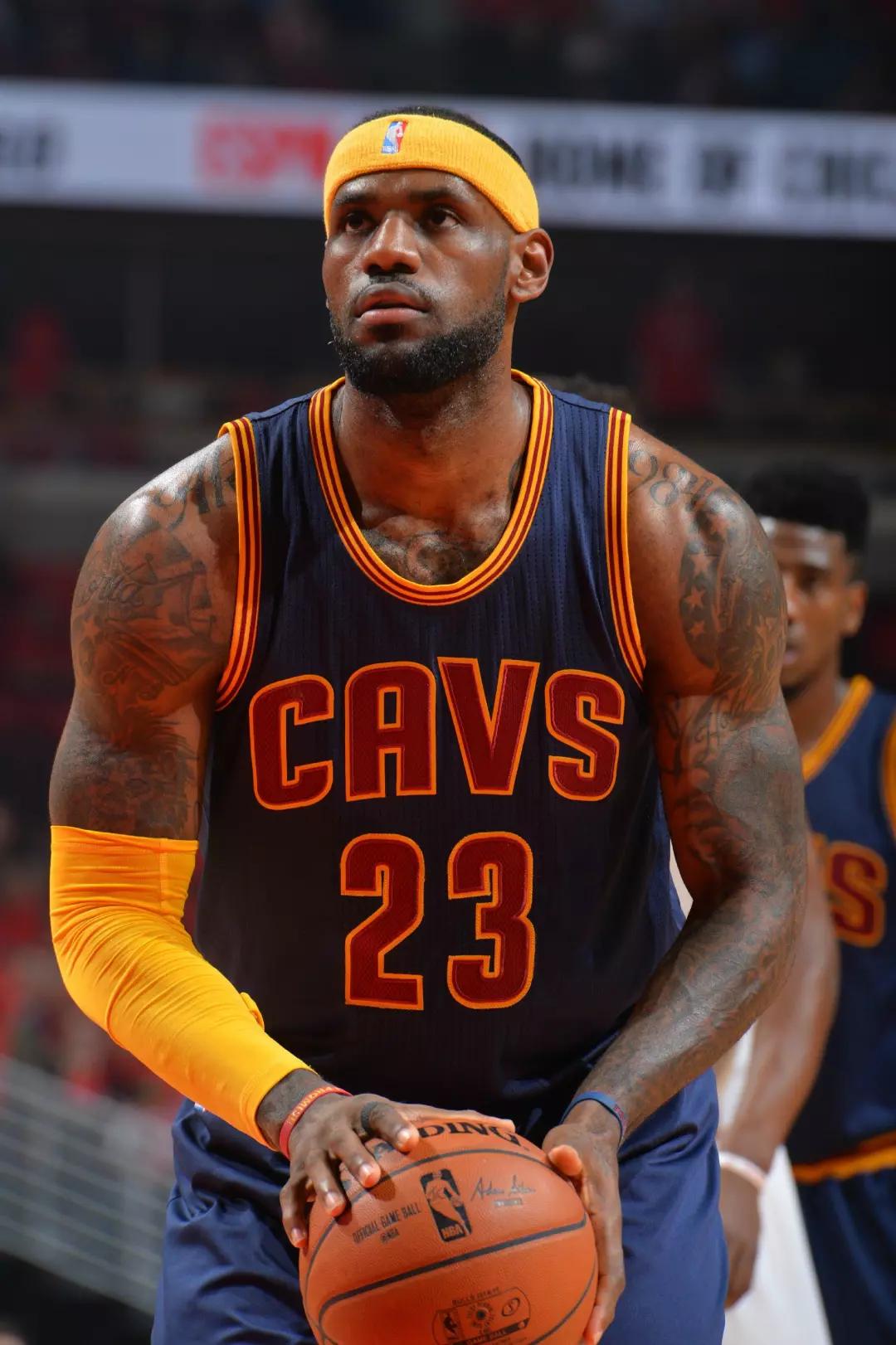 全场高喊他名字！王俊凯聚星名人赛中场秀完整版 用音乐诠释篮球（全场为他沸腾！王俊凯聚星名人赛中场秀完整版，以音乐致敬篮球）