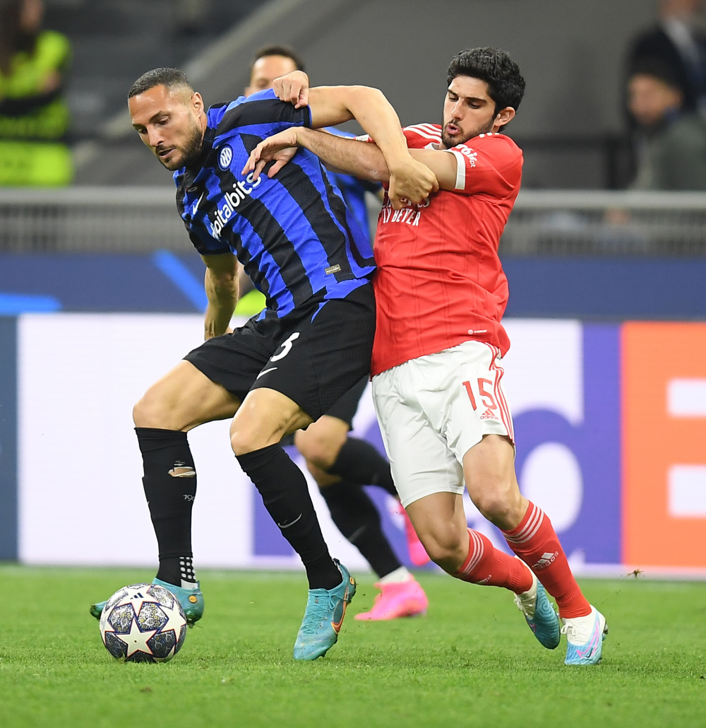 ESPN发布卡通版圣诞大战海报：文班摘星星引人注目（ESPN公布圣诞大战卡通海报：文班“摘星”画面抢眼）