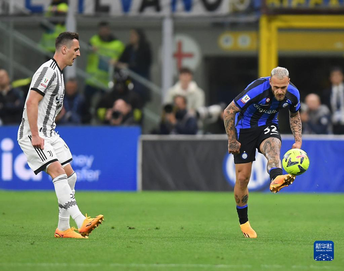 海底捞月！贝恩持球突破 拉杆躲闪防守高难度命中（贝恩强突空中拉杆躲防 高难度上篮命中）