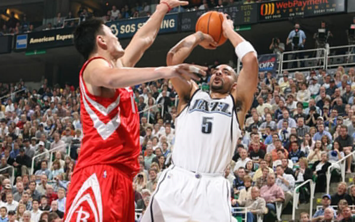 大罗与阿尔卡拉斯切磋网球，还赠送其签名巴西球衣（大罗携手阿尔卡拉斯网球过招，现场赠送签名巴西队球衣）