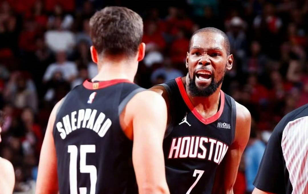 情绪不佳，吉拉西在下半场被换下时拒绝与主教练科瓦奇握手（情绪不悦，吉拉西下半场被换下时拒绝与主帅科瓦奇握手）