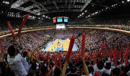 巴萨梅西进球助球队领先皇家社会（梅西破门，巴萨领先皇家社会）