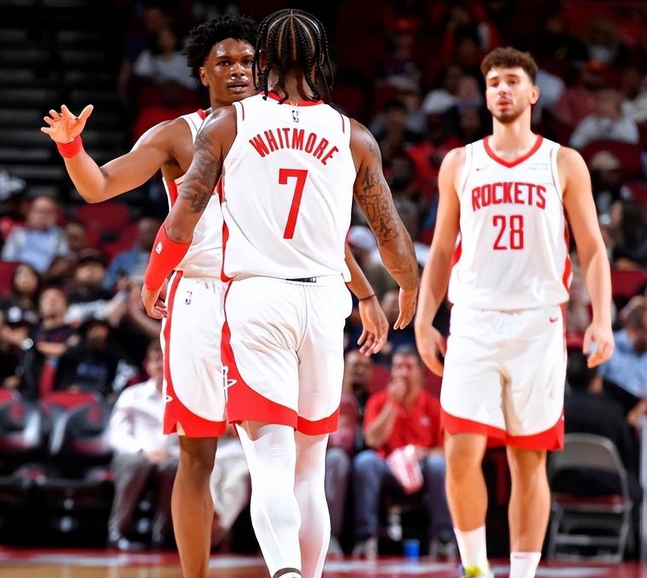 约基奇弧顶三分惊艳，三节未完轰三双32+13+13（约基奇弧顶三分如画，三节未结束即砍下32+13+13三双）