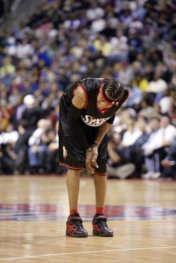 怀特第三节轰14分带队反超，米勒单节4三分回应（怀特第三节狂砍14分助队反超，米勒单节4记三分强势回敬）