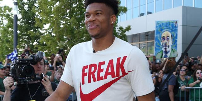 基恩谈阿诺德被嘘：红军球迷极力嘘一个本地孩子，还觉得很有风度（基恩评阿诺德遭嘘：利物浦球迷狂嘘自家本土小将，却自以为有风度）