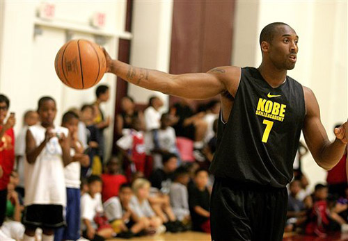 布克：我们和湖人还算不上宿敌，得在季后赛有交手经历才算（布克：我们与湖人还谈不上宿敌，需在季后赛相遇才算）