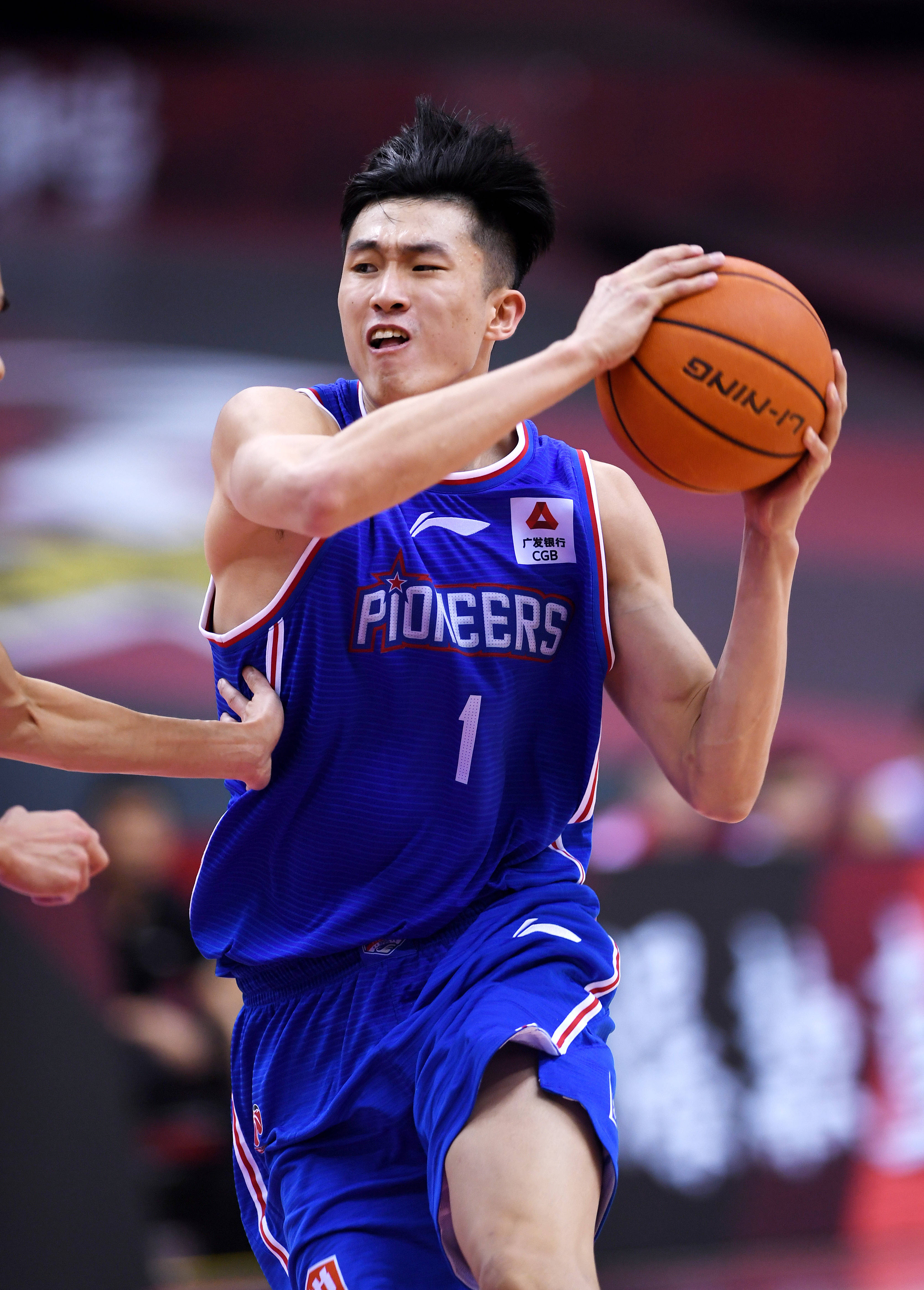 突发！阿诺德左腿受伤离场 皇马防线遭遇重创（阿诺德左腿伤退，皇马后防遭重击）