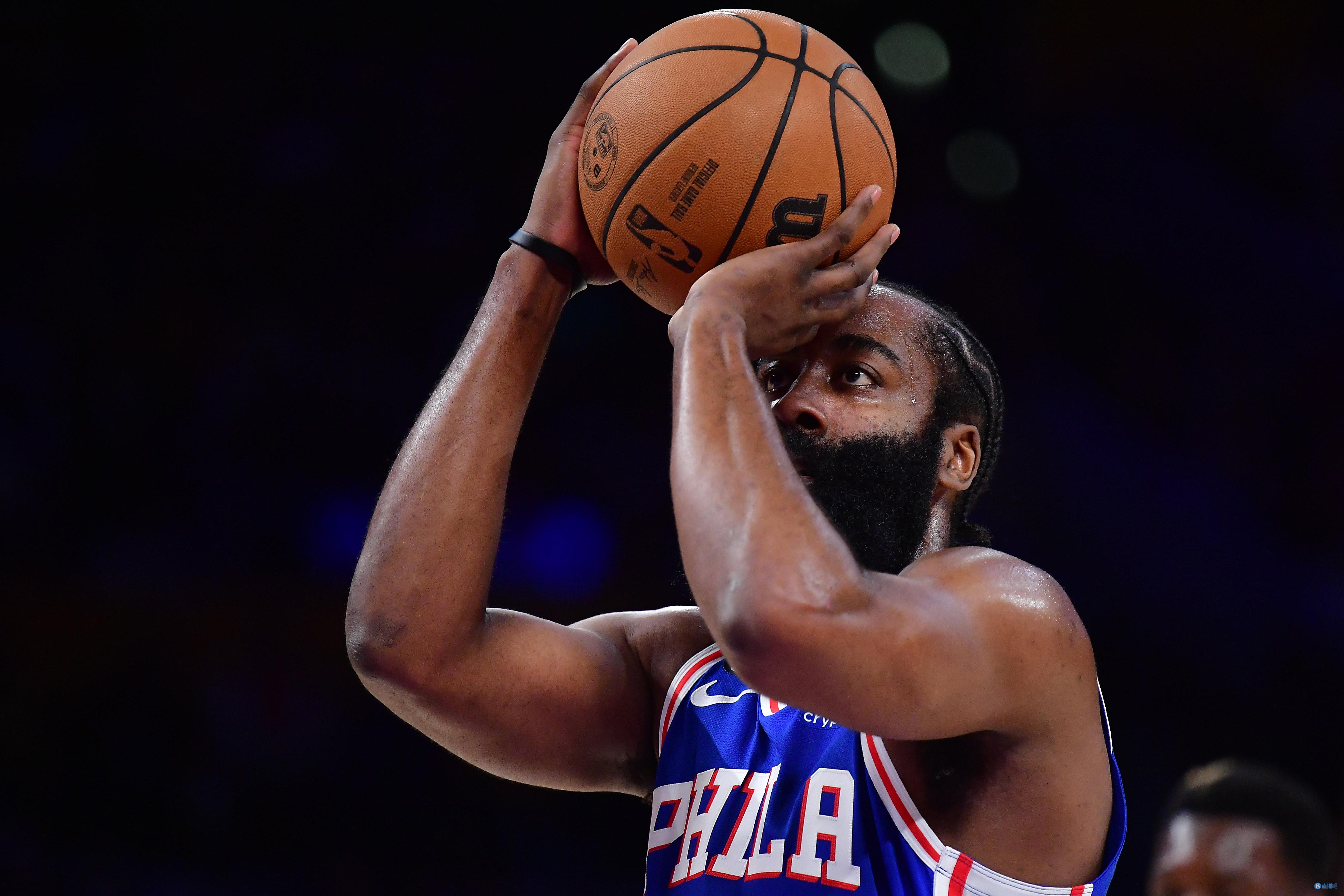 被记者问如何迅速克服伤病，刚果中场萨迪基举起圣经笑而不语（记者问他如何迅速伤愈，刚果中场萨迪基举起圣经，微笑不语）