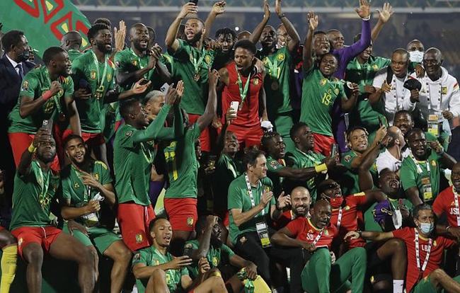 外媒：下赛季欧冠联赛阶段用球将采用白+薄荷绿+紫创新配色（外媒称：下赛季欧冠联赛阶段比赛用球将启用白、薄荷绿与紫的全新配色）