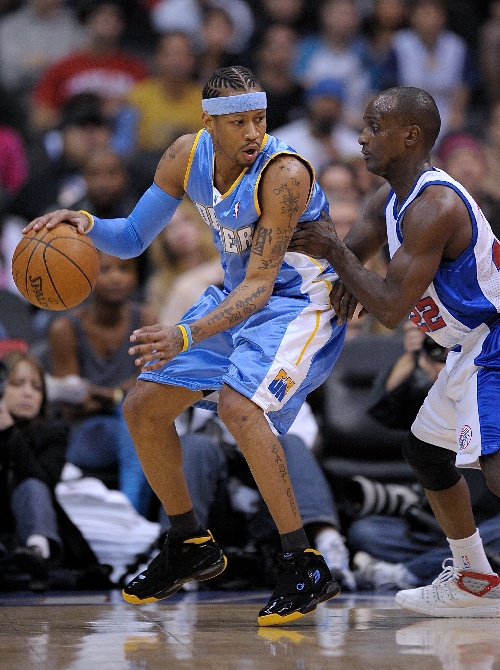 活塞板凳狂轰77分，全场142分刷新球队赛季新高（活塞替补轰下77分，全队142分创赛季新高）