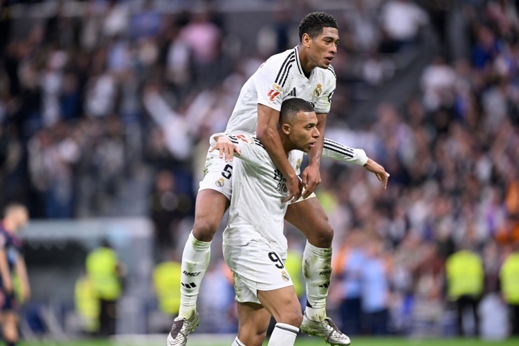 76人加时123-114力克雄鹿，马克西狂轰54分带队送雄鹿三连败（马克西轰下54分，76人加时123-114击败雄鹿送其三连败）