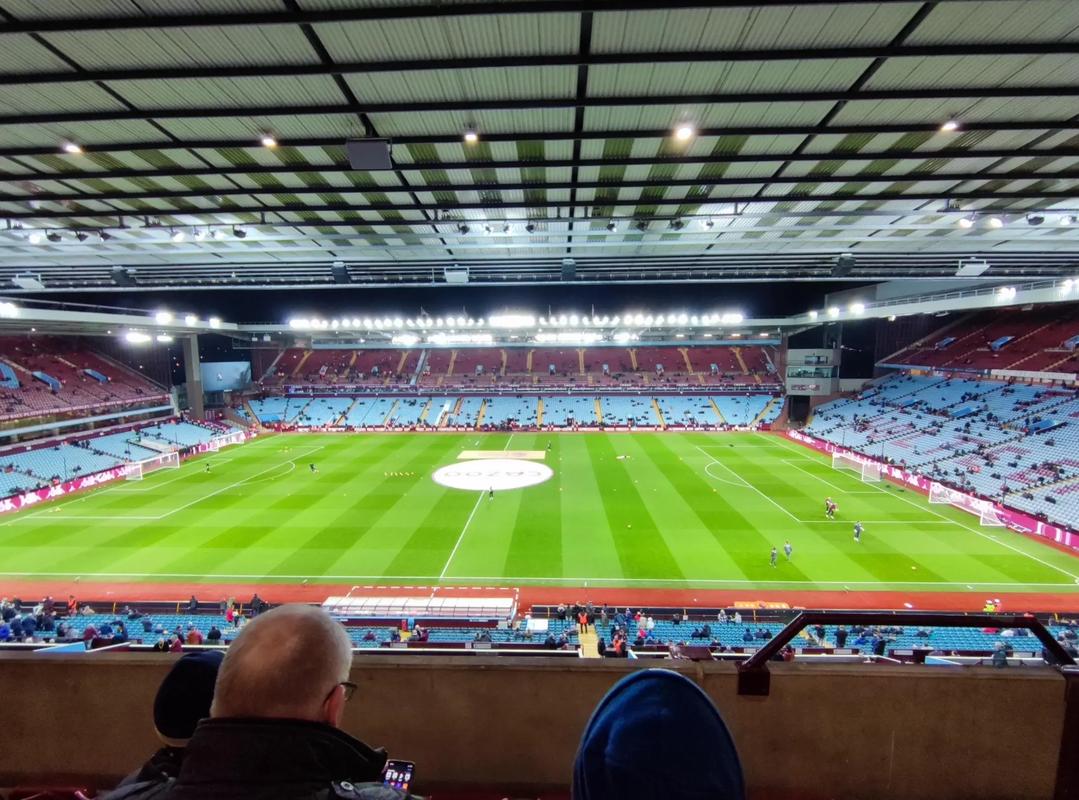 里夫斯成湖人队史第3位单场40+5+10+5三分的球员（里夫斯成为湖人史第3人：单场40分5板10助+5记三分）