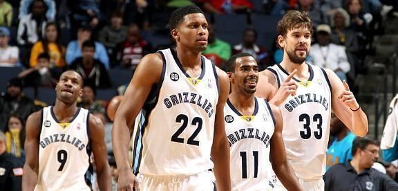 伤病猛于虎！膝盖外掰+三核心倒下，西部最惨球队无争议啊（伤病如洪水猛兽！膝盖外翻+三大核心相继倒下，西部最惨球队毫无争议）